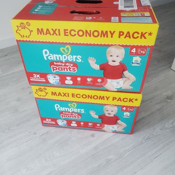 Lot de deux cartons de couches pampers 