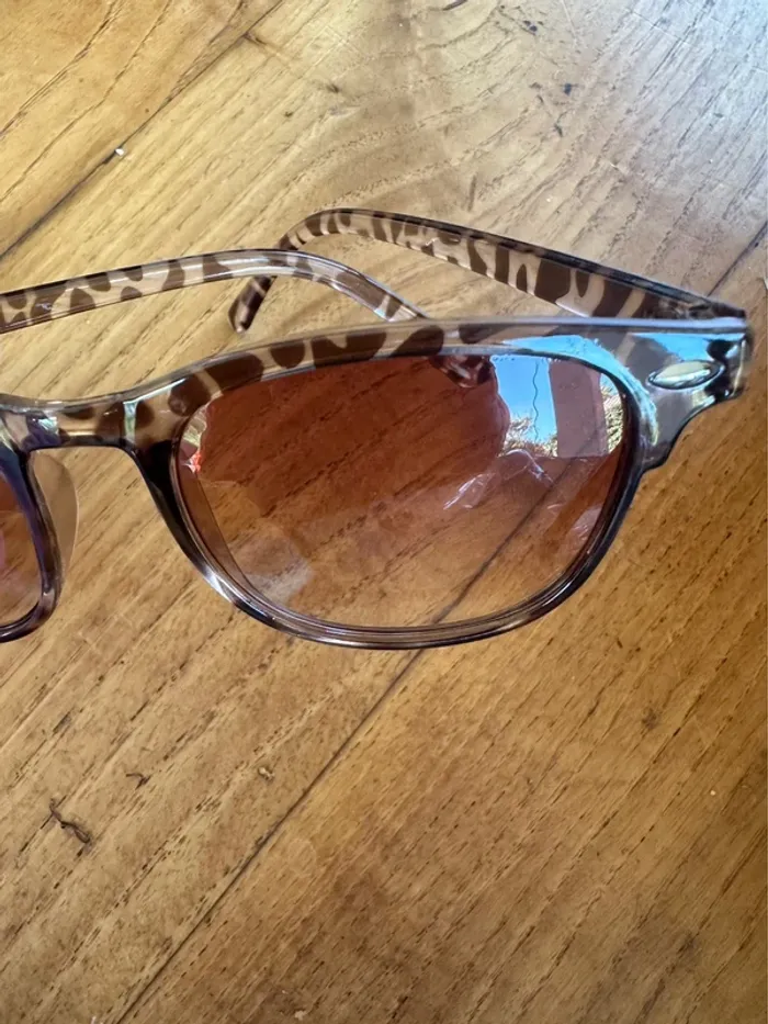 Paire de lunettes de soleil léopard - photo numéro 2