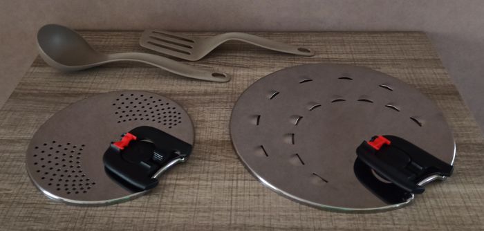 Deux couvercles et ustensiles Tefal neufs
