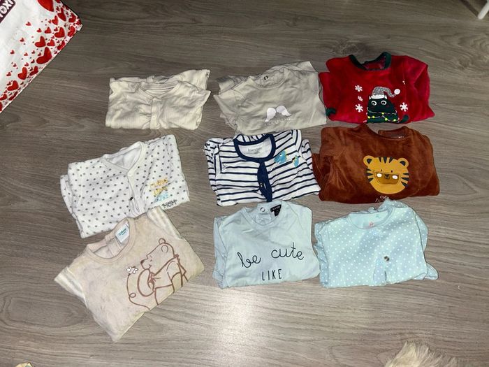 Lot de 17 pyjamas