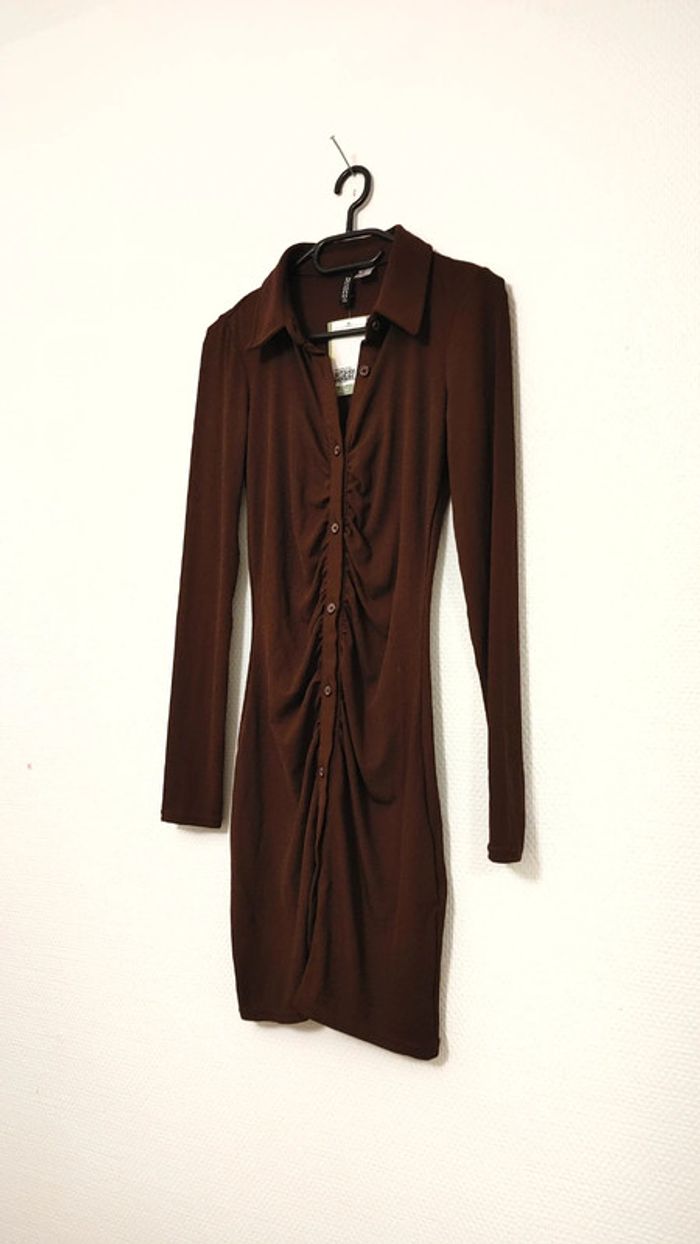 Belle robe marron moulante bouton sur le devant taille XS - photo numéro 4