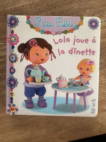 Livre Lola joue à la dînette
