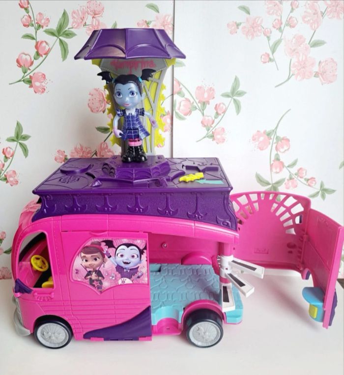 Magnifique Bus Vampirina Rock Disney avec sa petite poupée, le bus fait de la musique et lumières. Très bon état servi deux fois ! Vampirina Disney - photo numéro 3