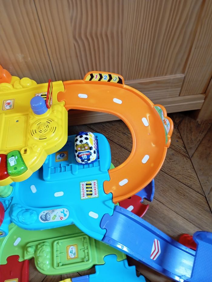 Garage tut tut avec 2 tours de lancement et 3 voitures - photo numéro 7