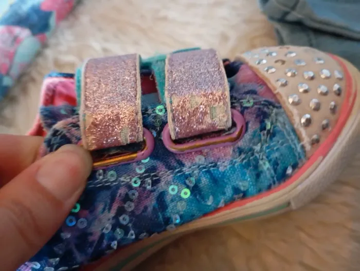 Gros Lot fille 2/3 ans 💗 jean Zara + debardeurs Primark + basket Skechers +  veste sans marque - photo numéro 13