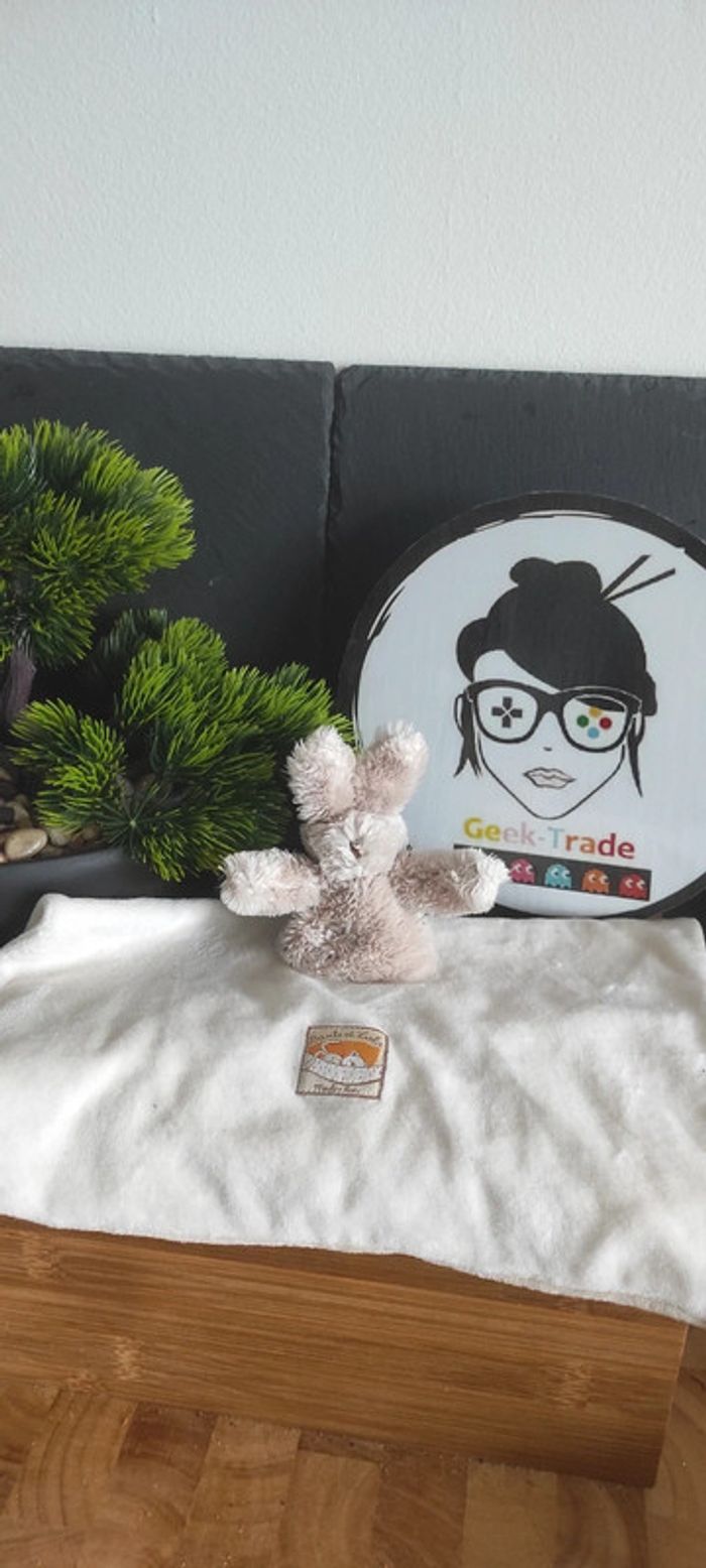 doudou lapin moulin roty carré marron blanc  beige basile et lola