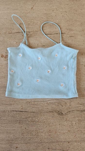 Débardeur court, bleu clair finement cotellé, avec fleurs brodées, Primark, taille XS