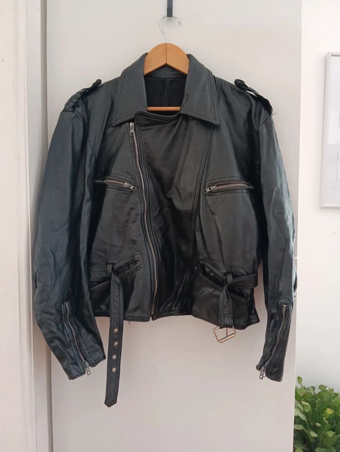 Veste en cuir perfecto 
Tressé aux épaules,
Bas ajusté,
Taille 40/42