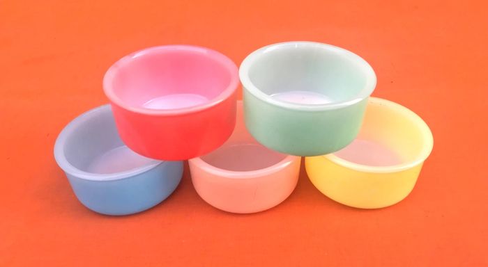 Années 1960  5 ramequins  Verre opalin coloré  Flanc Lyonnais  Arcopal France - photo numéro 9