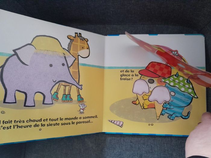 livre à toucher avec des volets à soulever - Rond et Ronron à la plage - photo numéro 6