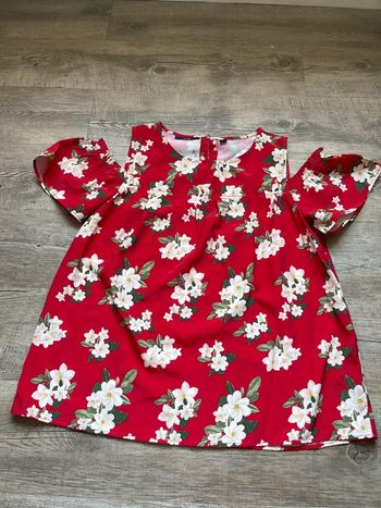 Haut rouge à fleurs