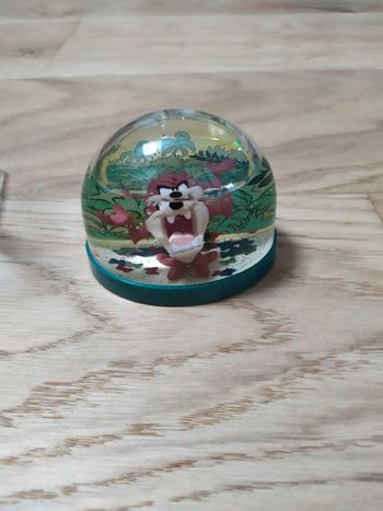 Boule à neige démon et merveilles Taz à genou