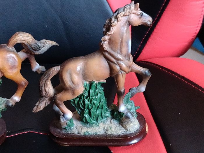 2 figurines chevaux sur socle - environ 13 cm - photo numéro 5