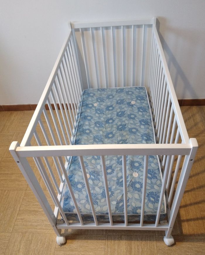 Lit à barreaux en bois à roulettes pour bébé - photo numéro 3