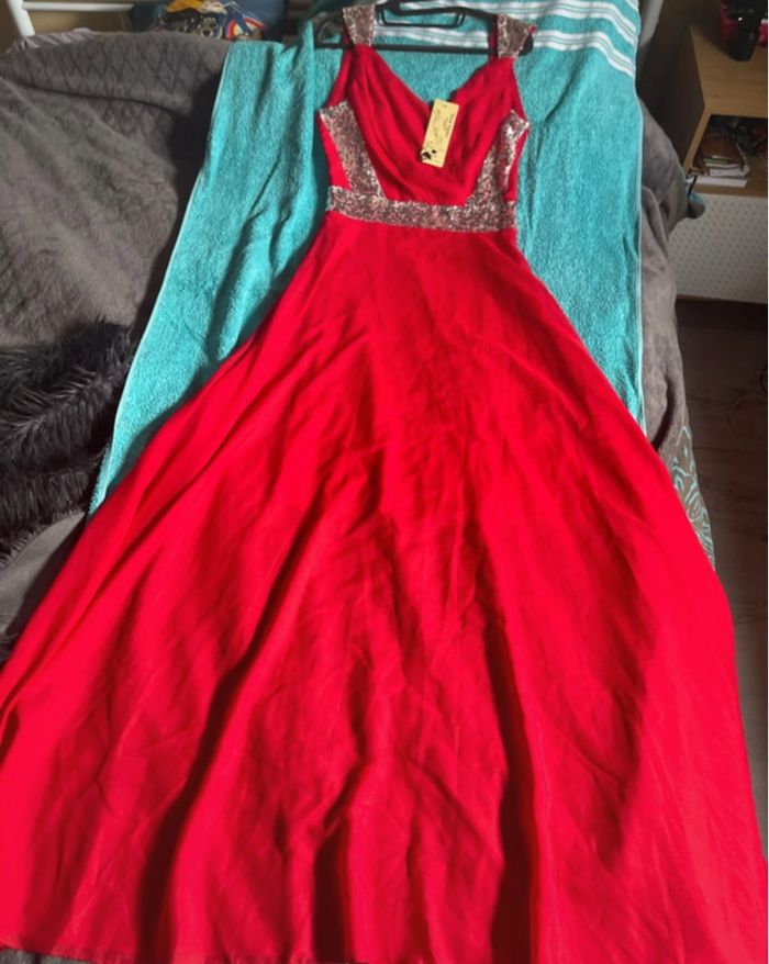 robe avec traîne 38/40 rouge et sequin argenté neuf - photo numéro 4