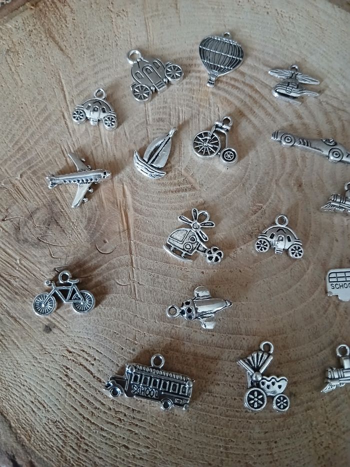 Lot de 17 breloques pendentifs véhicules avion voiture montgolfière - photo numéro 5