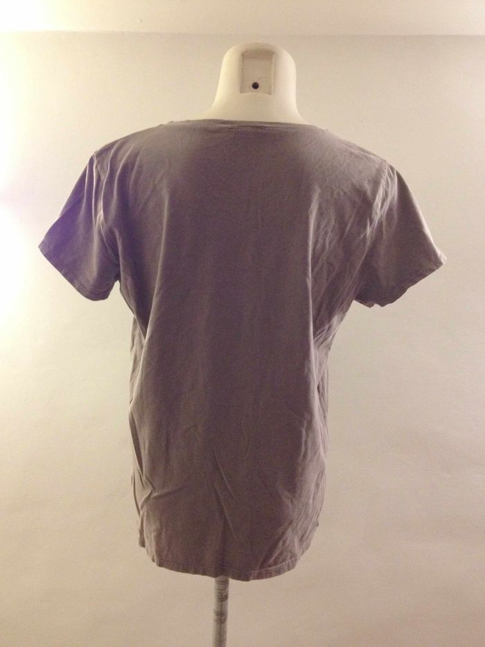 T shirt col V ✧ marron avec écriteaux de couleurs différentes ✧ manches courtes ✧ look féminin - photo numéro 2