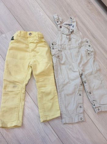 Lot comprenant 1 pantalon et une salopette taille 23 mois