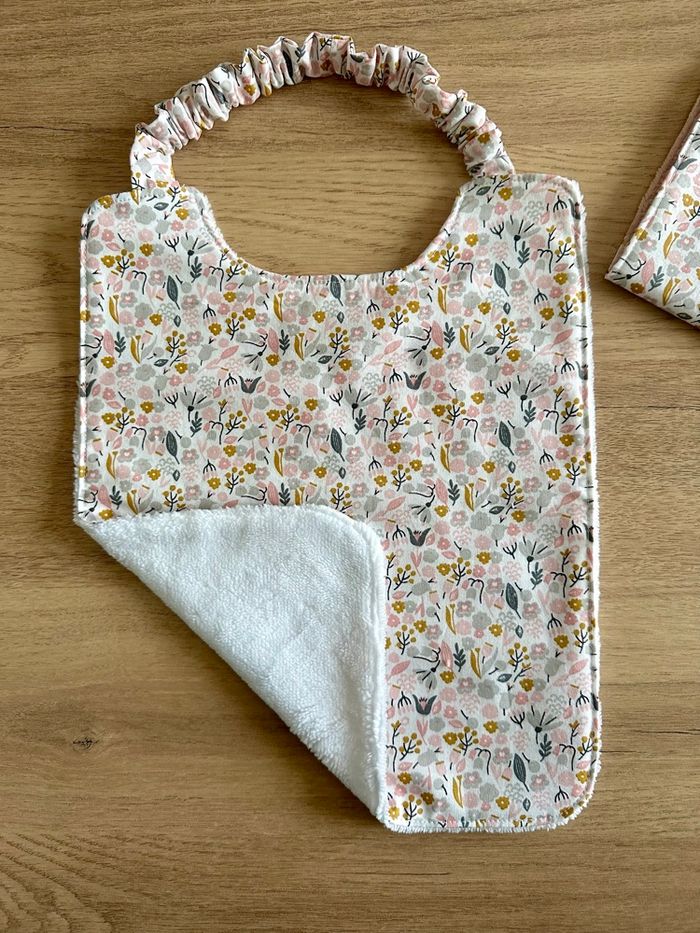 Bavoir fleuris - photo numéro 2