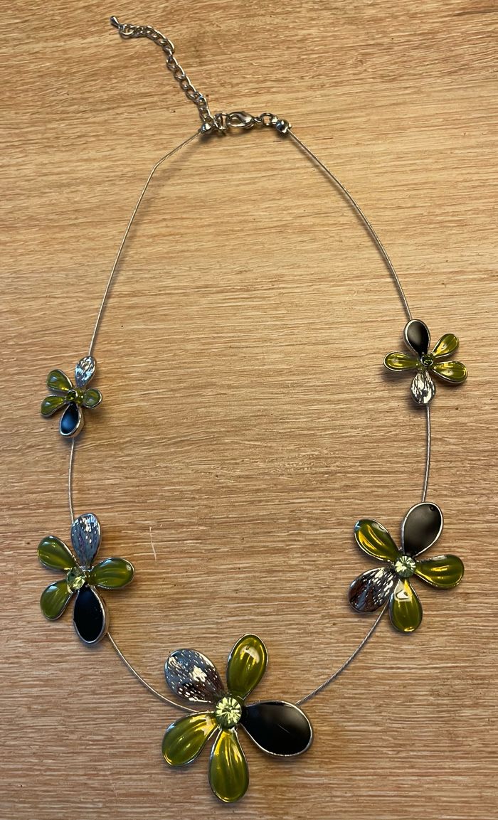 Collier fleurs vertes - photo numéro 2