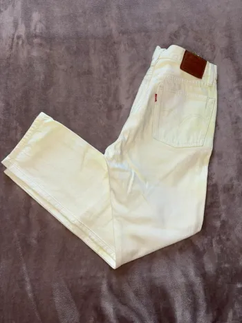 Jean Levi’s 501 jaune clair fille taille W26 L28 en bon état. Correspond à un taille XS