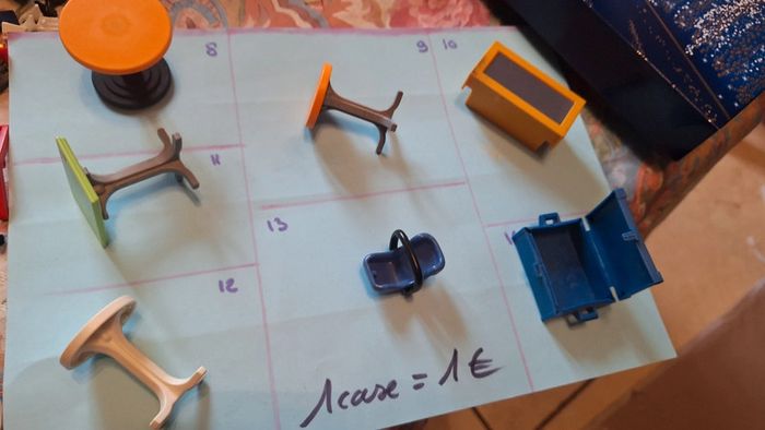 Lot table ronde haute cosy bébé  caisse coffre bleu meuble jaune - photo numéro 2