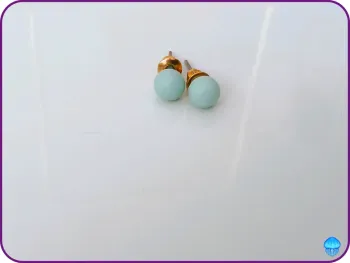 Boucles d’oreilles puces argenté – perles bleu ciel style minimaliste chic