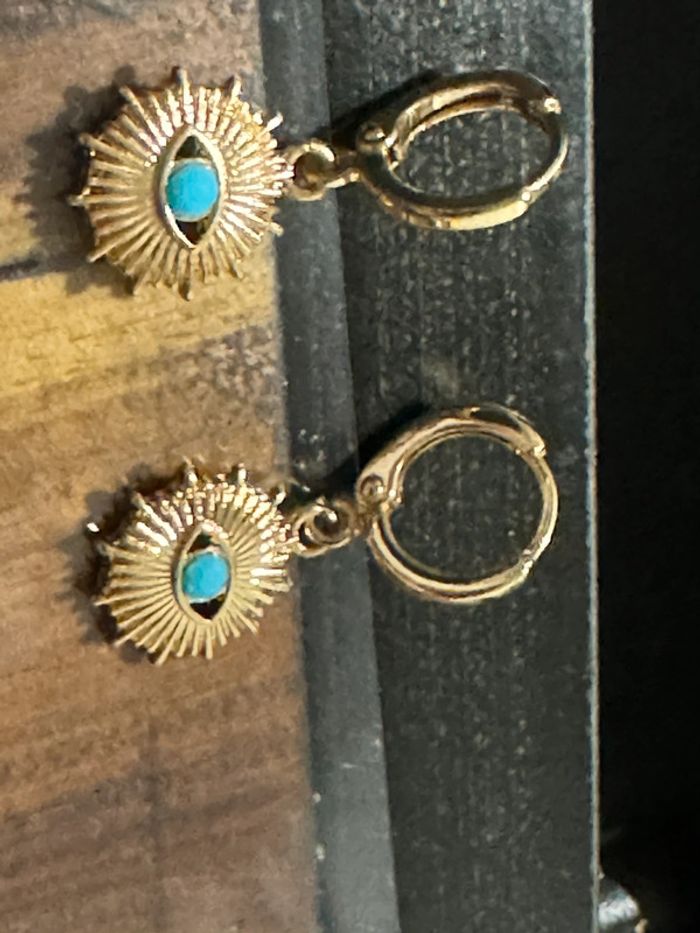 Boucles d’oreilles petites créoles médaille travaillée acier inoxydable or œil perle bleu - photo numéro 2