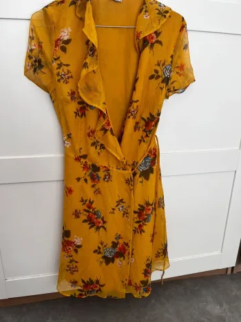 Robe été à volants jaune moutarde