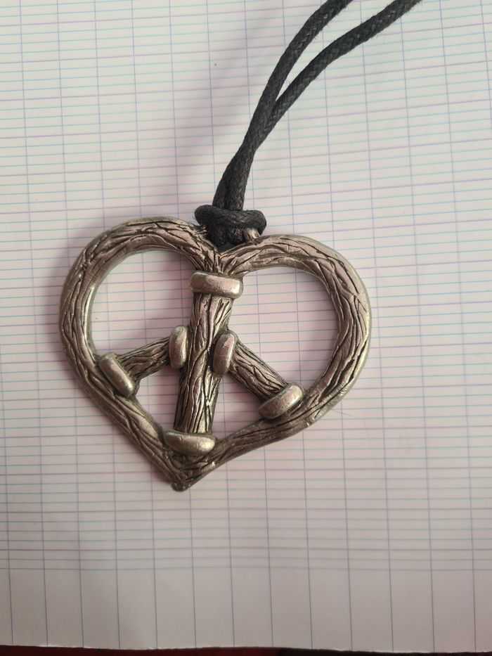 Collier long. coeur peace and love. Argenté. 45 cm. J de G - photo numéro 3