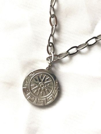 Collier Pendentif Petits Maillons Petit Médaillon Solaire Bijou Argenté Fantaisie Hommes Femmes