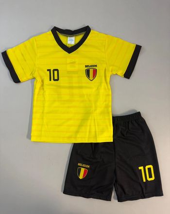 Ensemble sport de football pour enfants. 8 ans