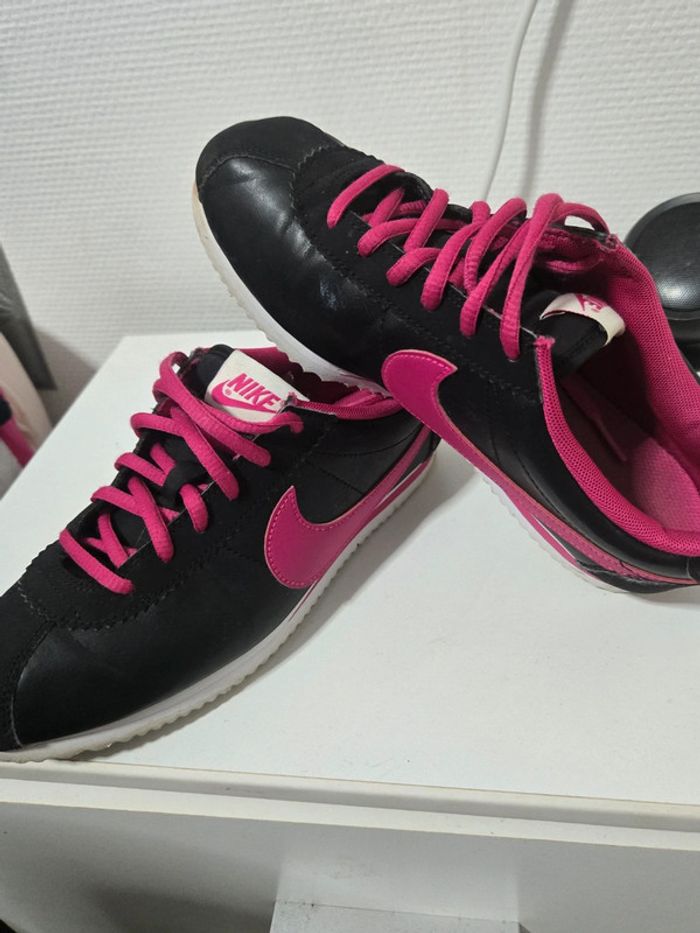 Basket nike cortez rose et noir - photo numéro 4