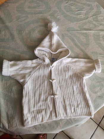 Veste blanche à capuche marque Lapin Bleu taille 3 à 6mois