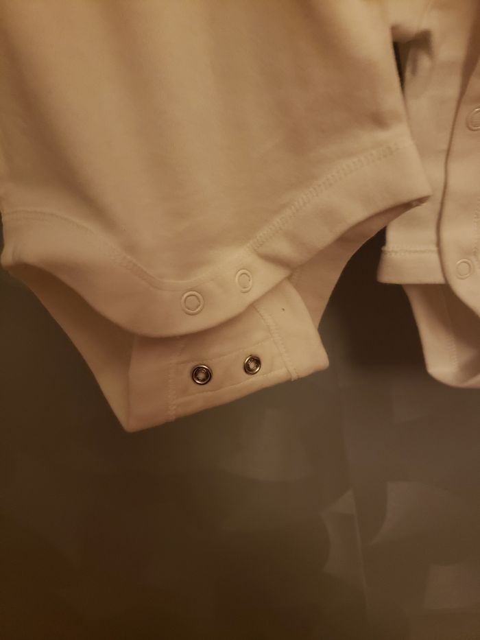 Lot de 2 bodys 🎀 Primark 0-1 mois 2€ - photo numéro 3