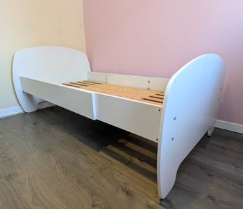 Lit évolutif 140 / 190 x 90cm blanc en excellent état, style moderne, made in France, notice incluse