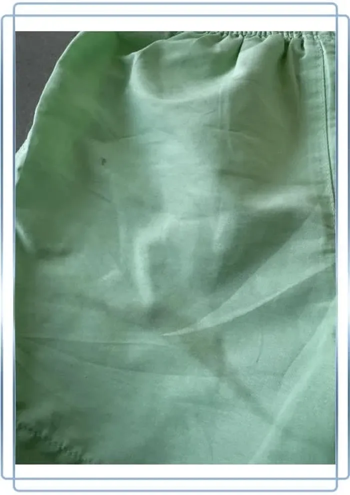 Short tape à l'oeil 12 ans, bon état mais il ya des traces - photo numéro 6