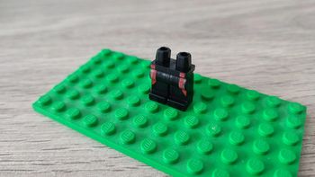 Hanches et jambes avec rayures de combinaison rouges 6107232 pièce détachée Lego #C06