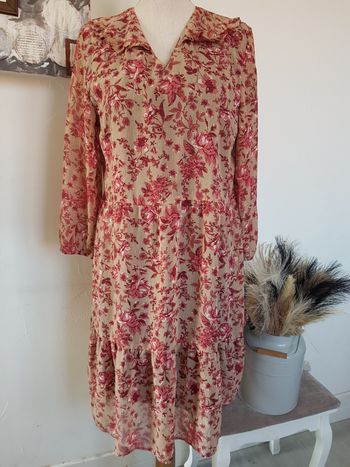 Robe fond marron clair fleurs roses. Esmara. Taille 42, 50 cm aux aisselles, 96cm de haut.