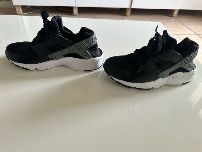 Baskets Nike Huarache Run taille 37,5 - photo numéro 2