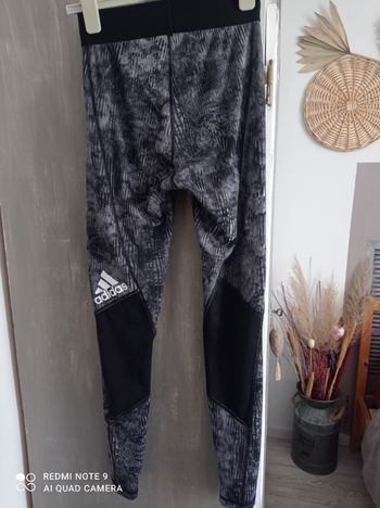 Legging de sport Adidas noir et gris taille aille S Tbe 