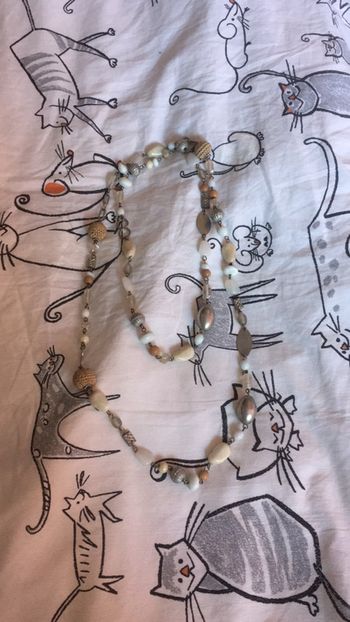 Long collier ton beige