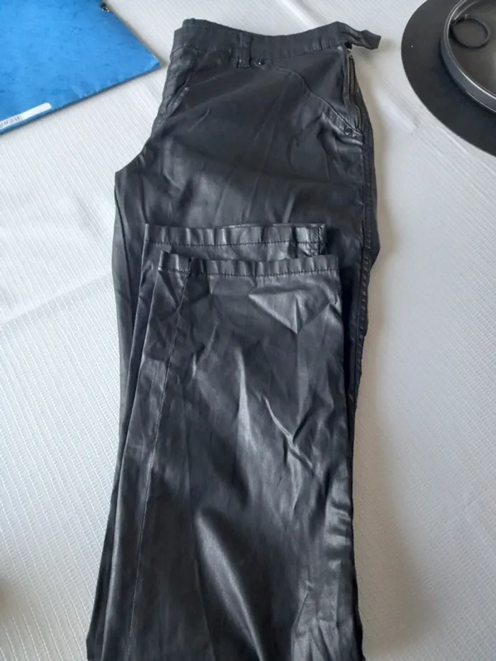 Pantalon ciré style imitation cuir