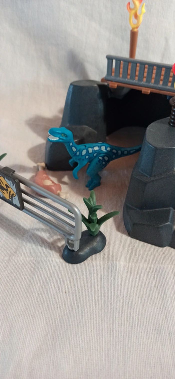 Rocher avec barrière et raptor bleu playmobil