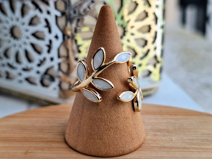 Bague Ouverte réglable en feuille Doré minimaliste, feuille en nacre blanche, feuille de Dainty - photo numéro 2