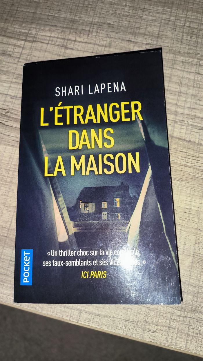Livre l'étranger dans la maison