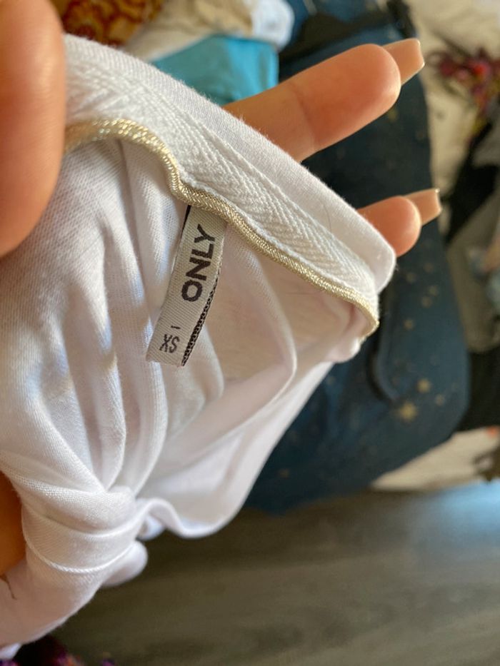 Tee-shirts only bouche taille XS comme neuf blanc et or - photo numéro 6