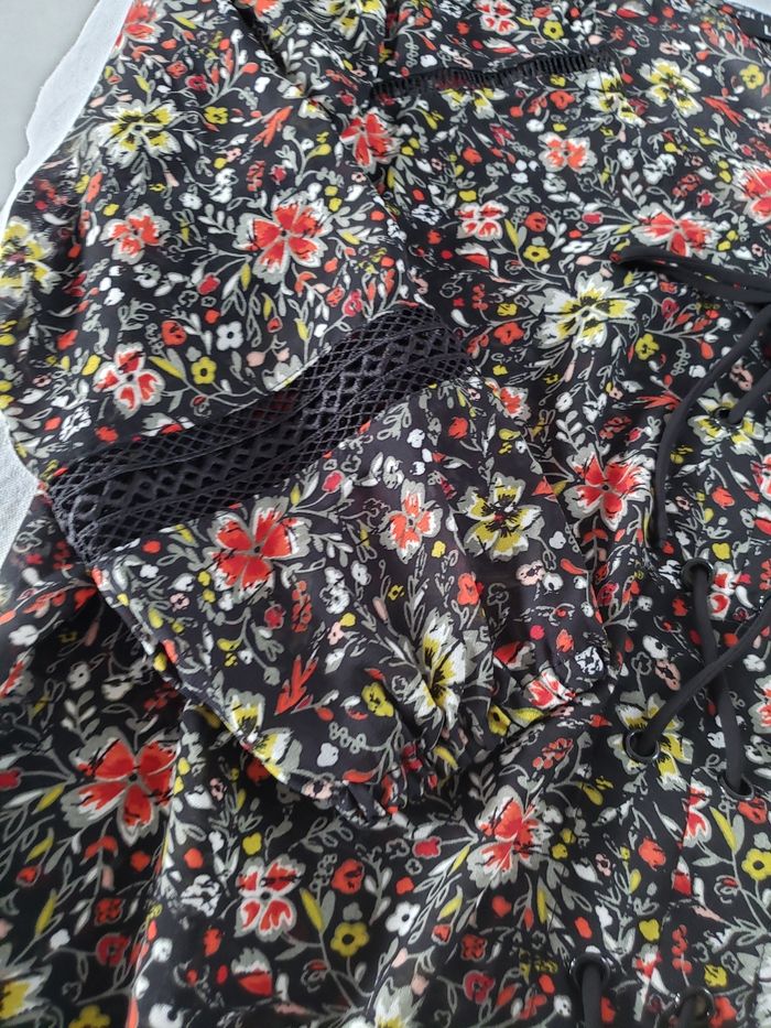 Blouse noire fleuries manches longues - photo numéro 2