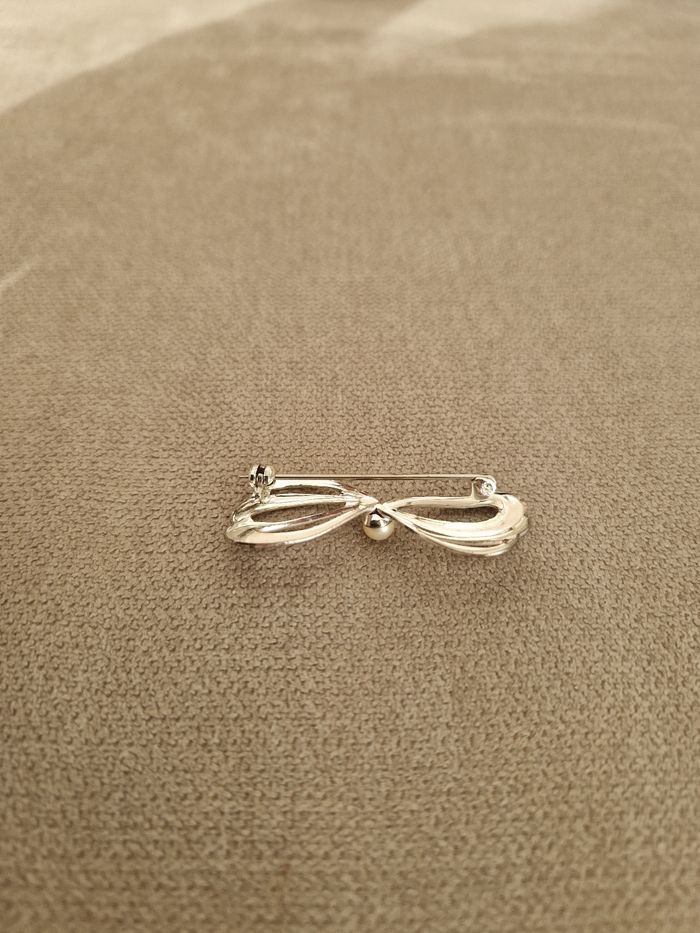 Broche argentée vintage avec sa perle - photo numéro 8