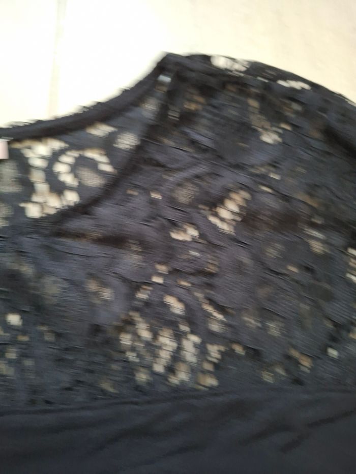 Tee-shirt  avec dentelle noire - photo numéro 2